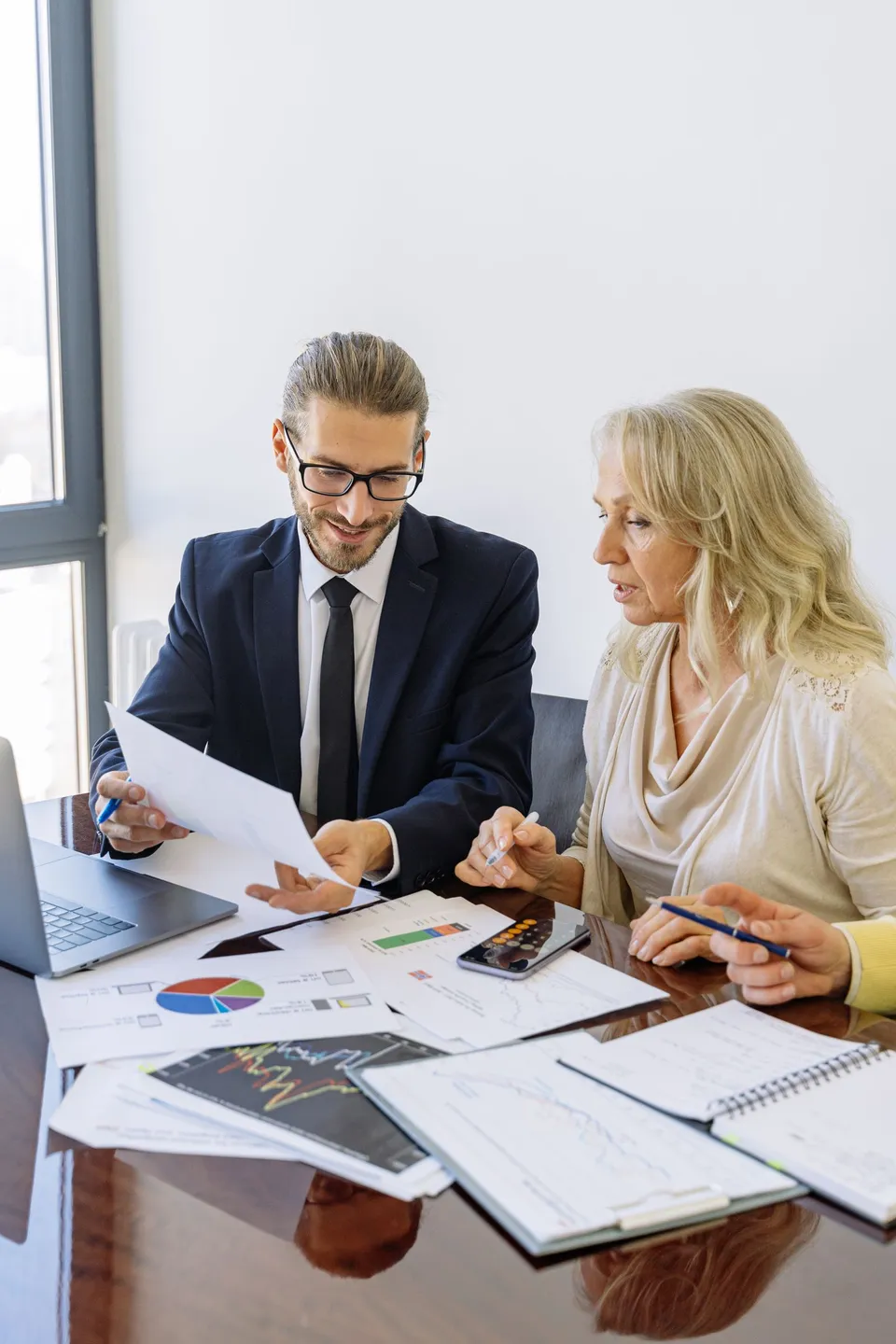 2 professionnels examinant des documents financiers ensemble
