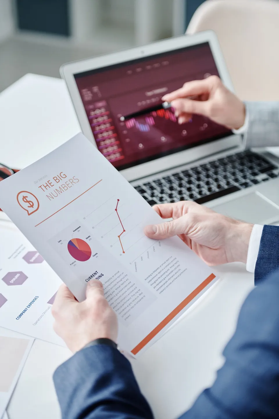 Analyse de documents financiers autour d’un ordinateur