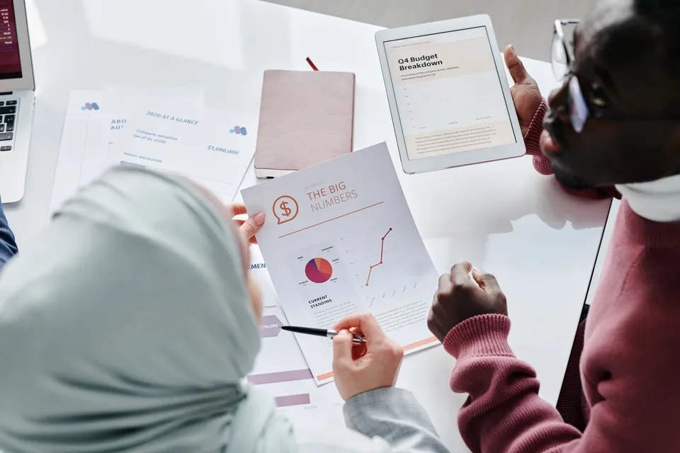 Analyse en équipe d’un budget et de graphiques financiers