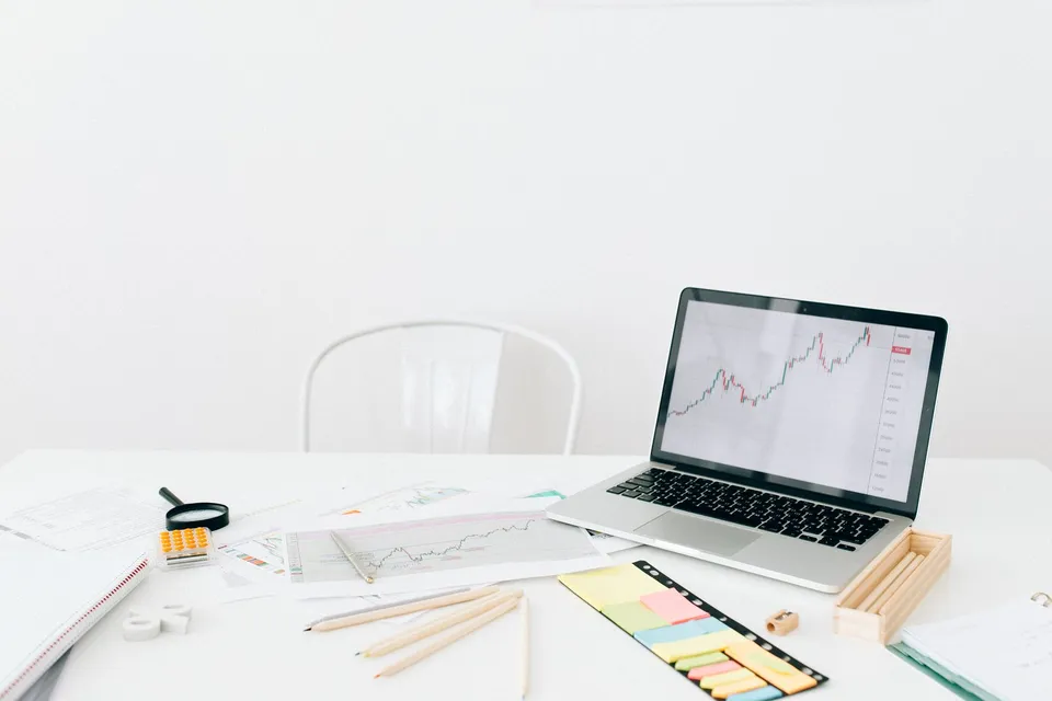 Logiciels, facturation et partage des pièces : choisir des outils adaptés à votre activité.
