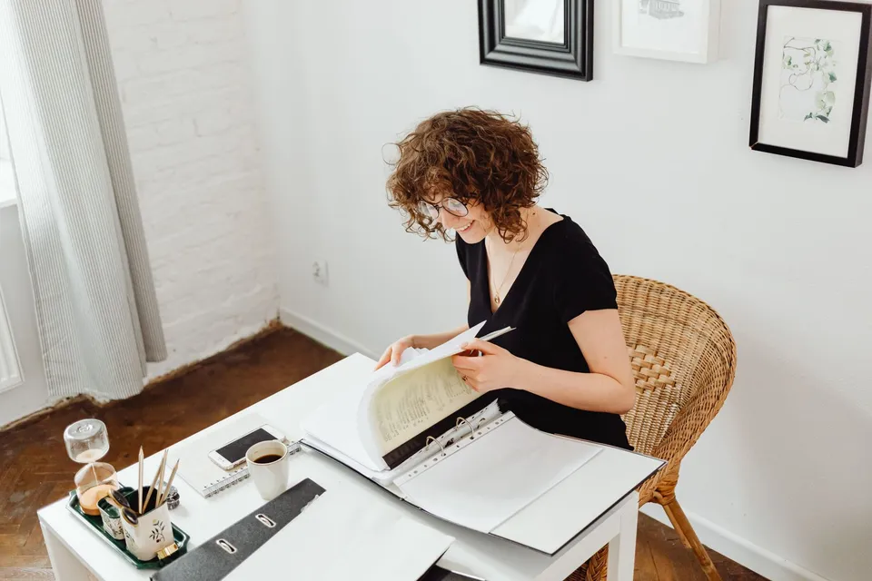 Lecture de documents professionnels dans un bureau lumineux, illustration