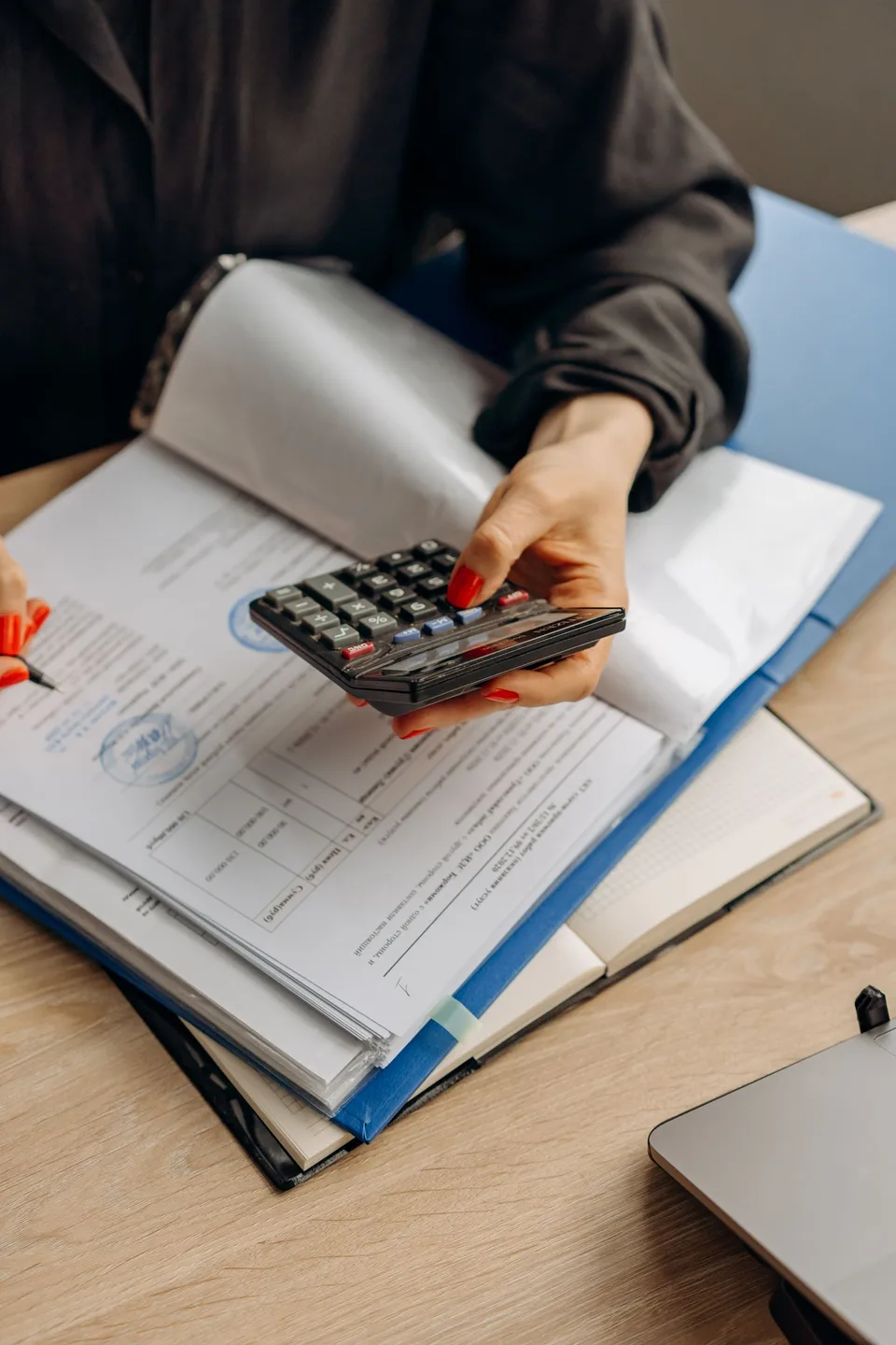 Une calculatrice et des pièces à examiner
