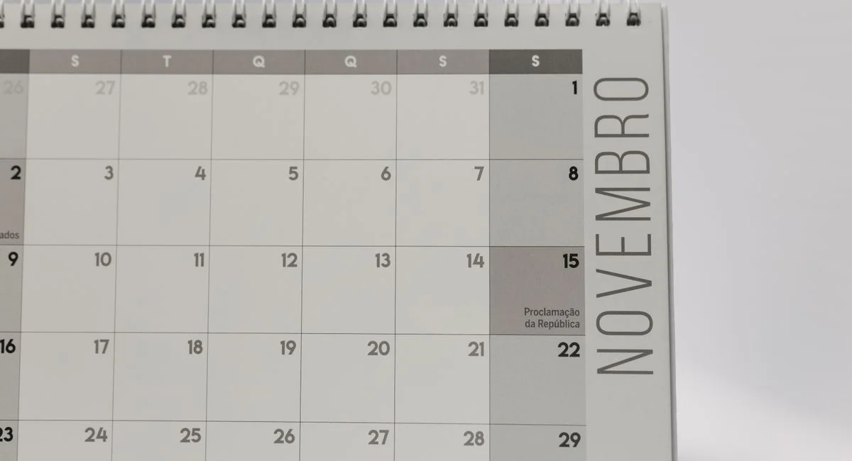 Minimalist November calendar page with spiral binding and highlighted Republic Day in Portuguese.
