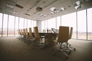 Comment optimiser une salle de réunion dans un petit espace ?